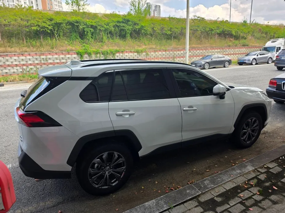 Toyota RAV4 — фото 3