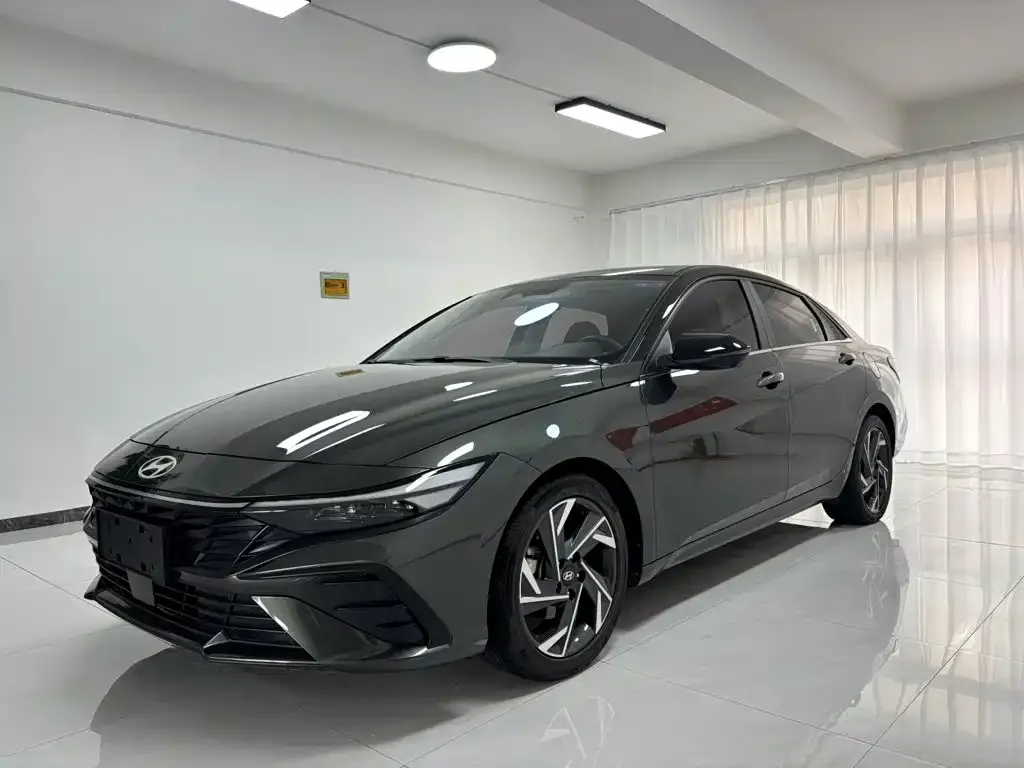 Hyundai Elantra — фото 1