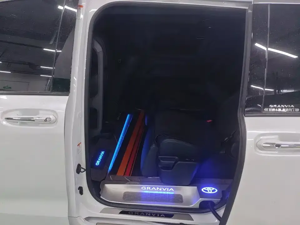 Toyota Granvia — фото 2