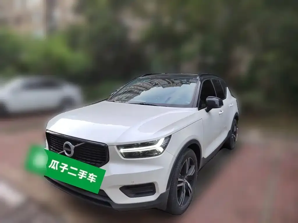 Volvo XC40 — фото 1