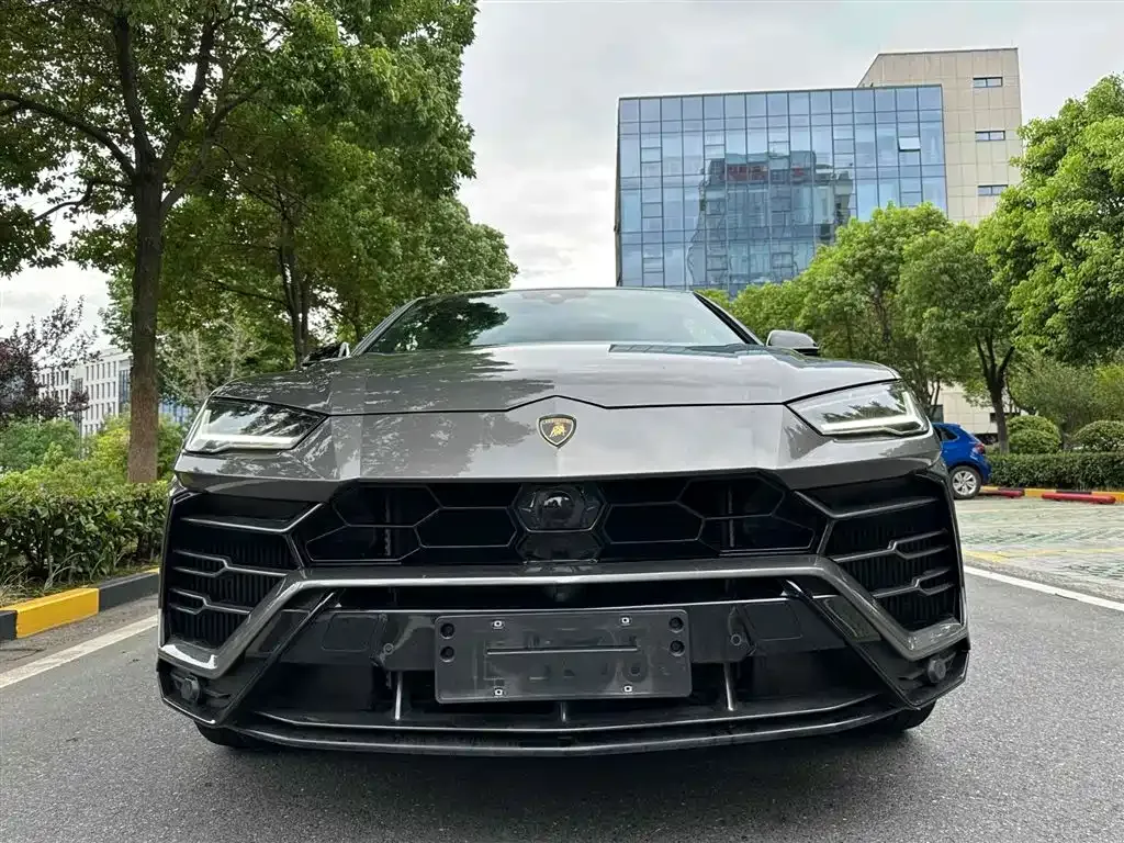 Lamborghini Urus — фото 1