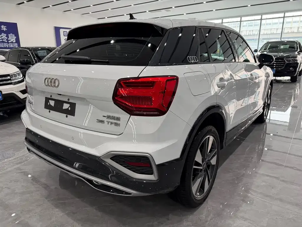 Audi Q2L — фото 4