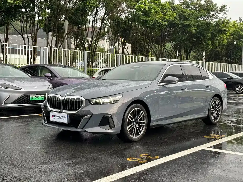 BMW 5 Series — фото 1