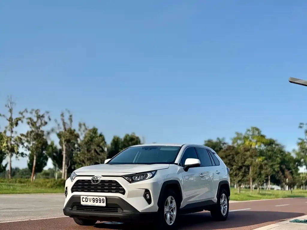 Toyota RAV4 — фото 1