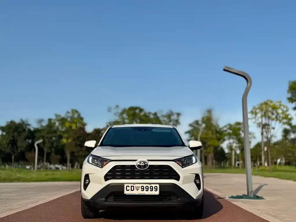 Toyota RAV4 — фото 7