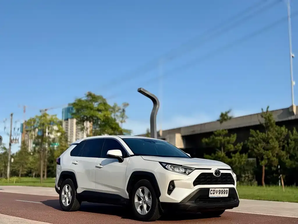 Toyota RAV4 — фото 5