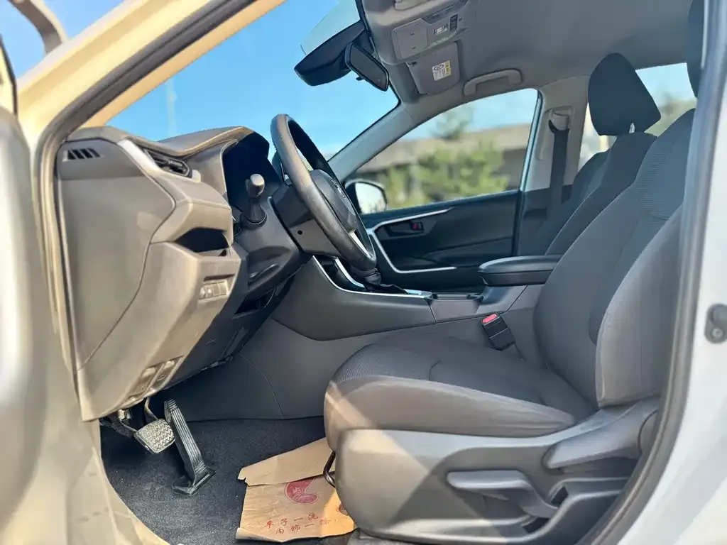 Toyota RAV4 — фото 9