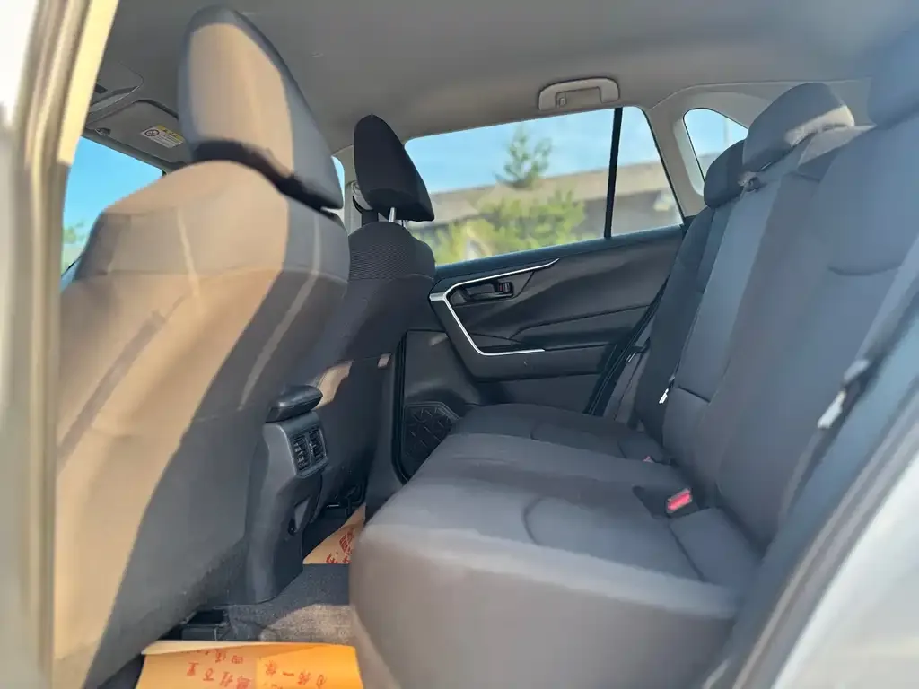 Toyota RAV4 — фото 3