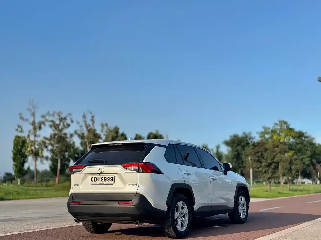 Toyota RAV4 — фото 4