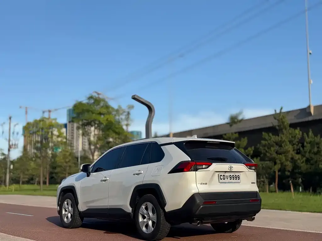 Toyota RAV4 — фото 8