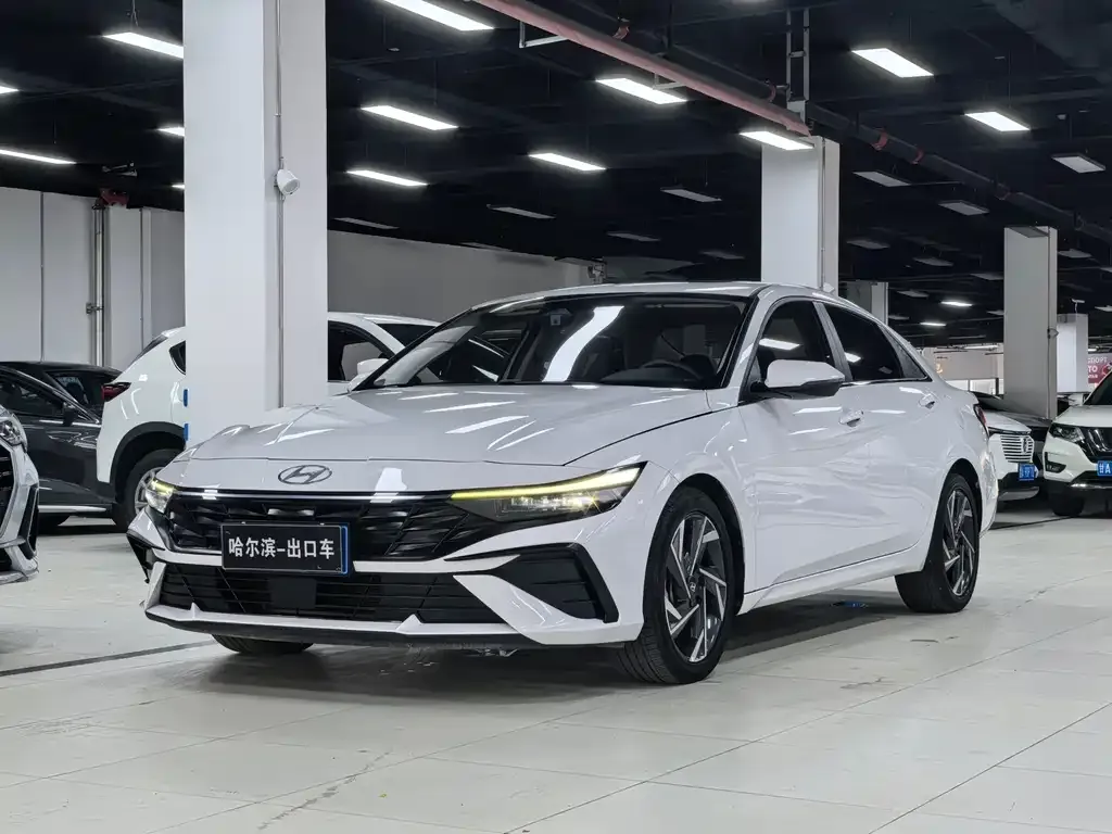Hyundai Elantra — фото 1
