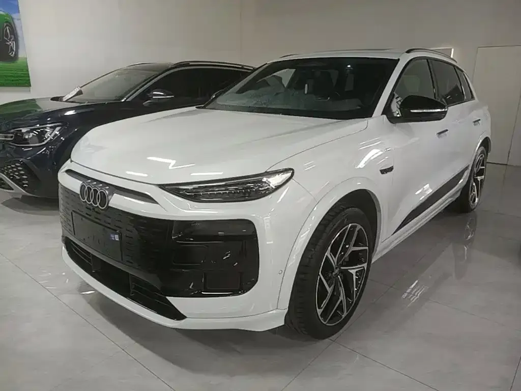 Audi Q6L e-tron — фото 1