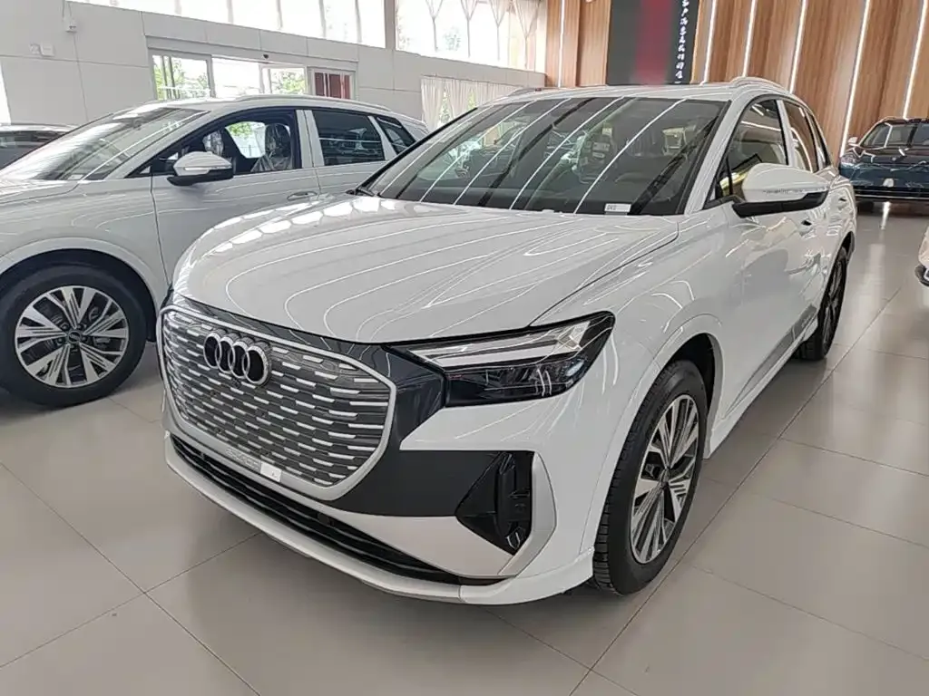 Audi Q4 e-tron — фото 1