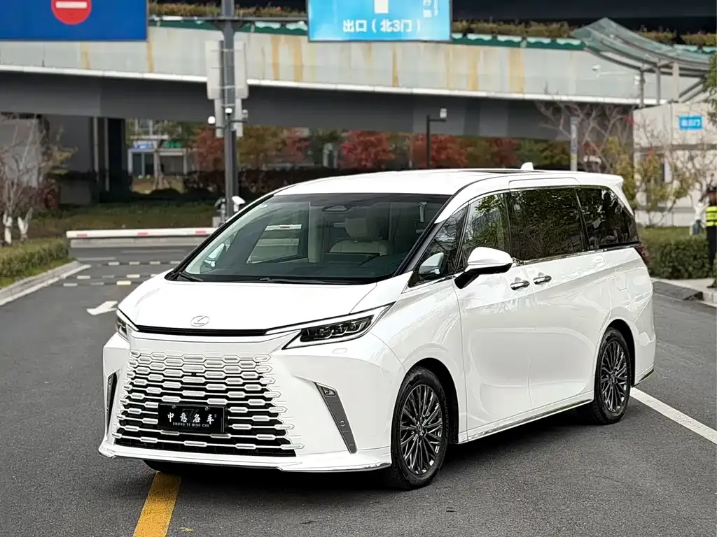 Lexus LM — фото 1