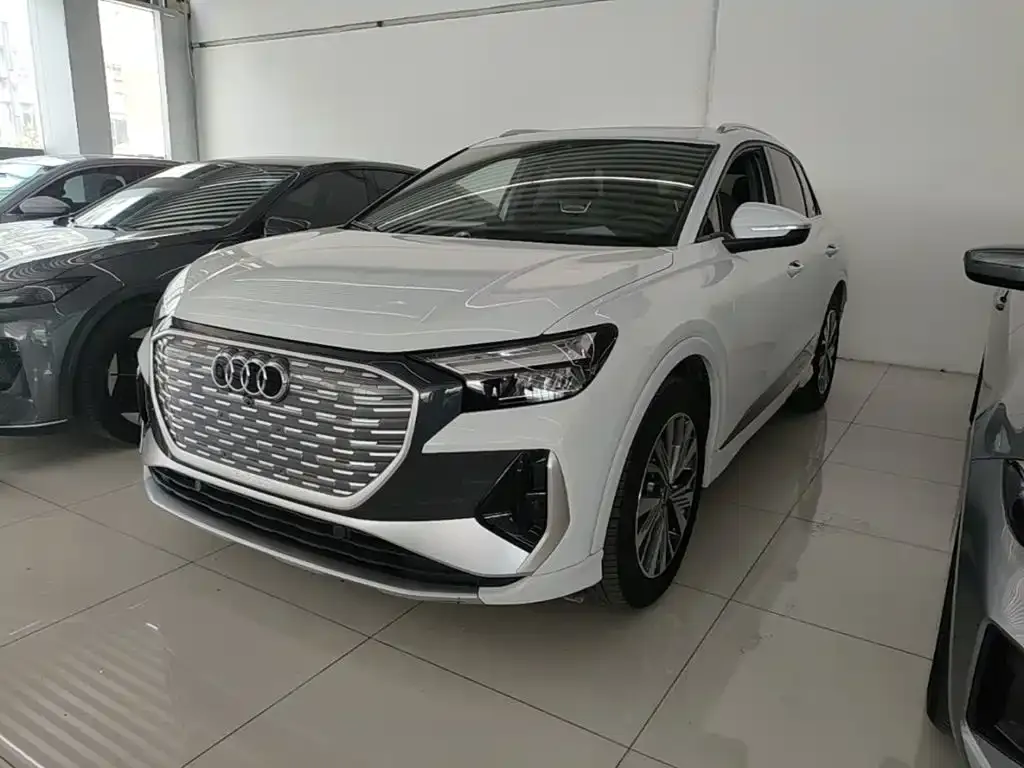 Audi Q4 e-tron — фото 1