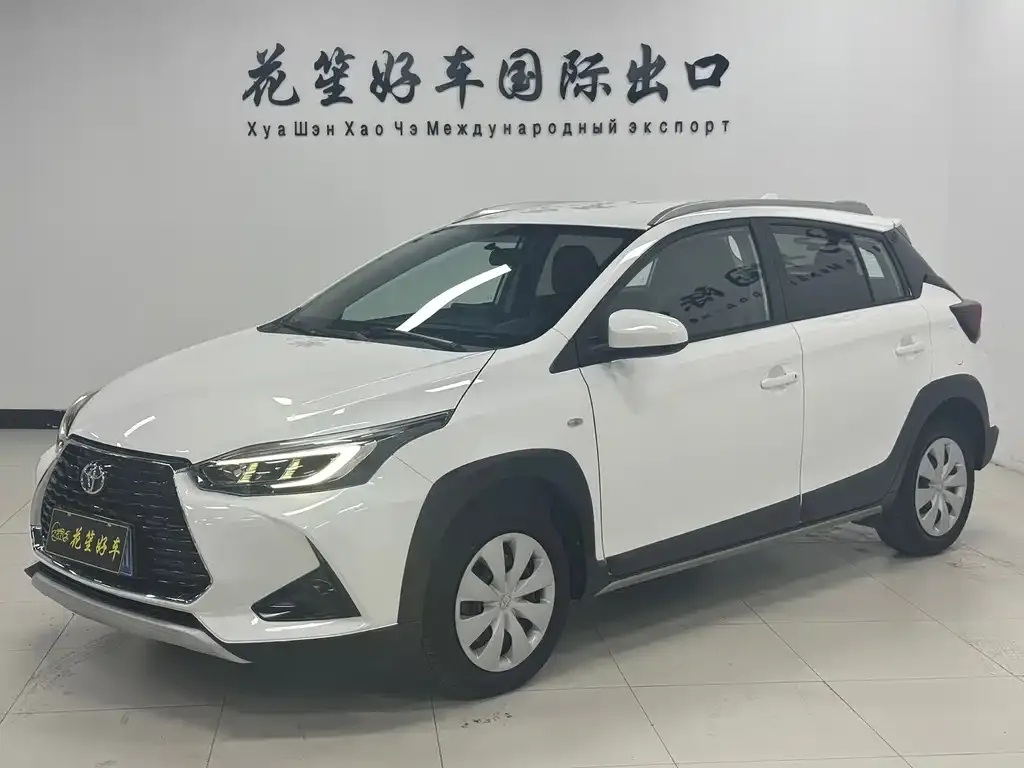 Toyota Yaris L — фото 1