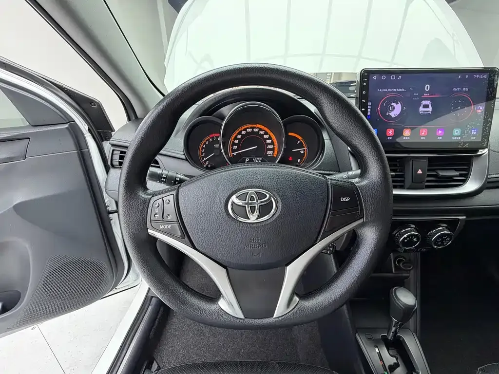 Toyota Yaris L — фото 8