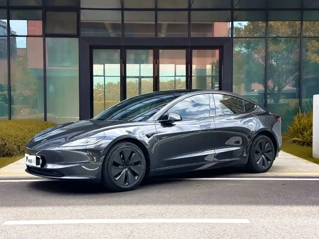 Tesla Model 3 — фото 1