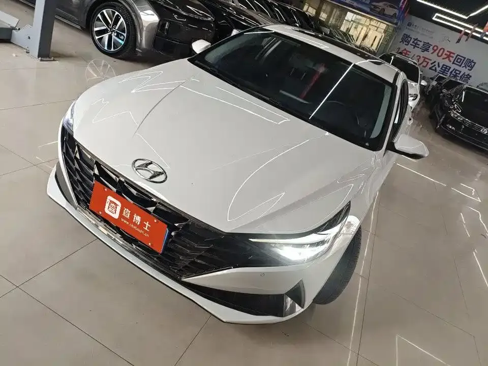 Hyundai Elantra — фото 1