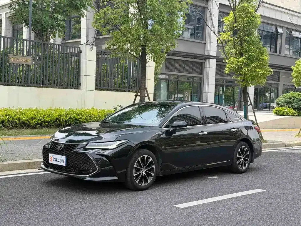 Toyota Avalon — фото 1