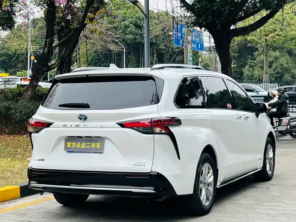 Toyota Sienna — фото 7