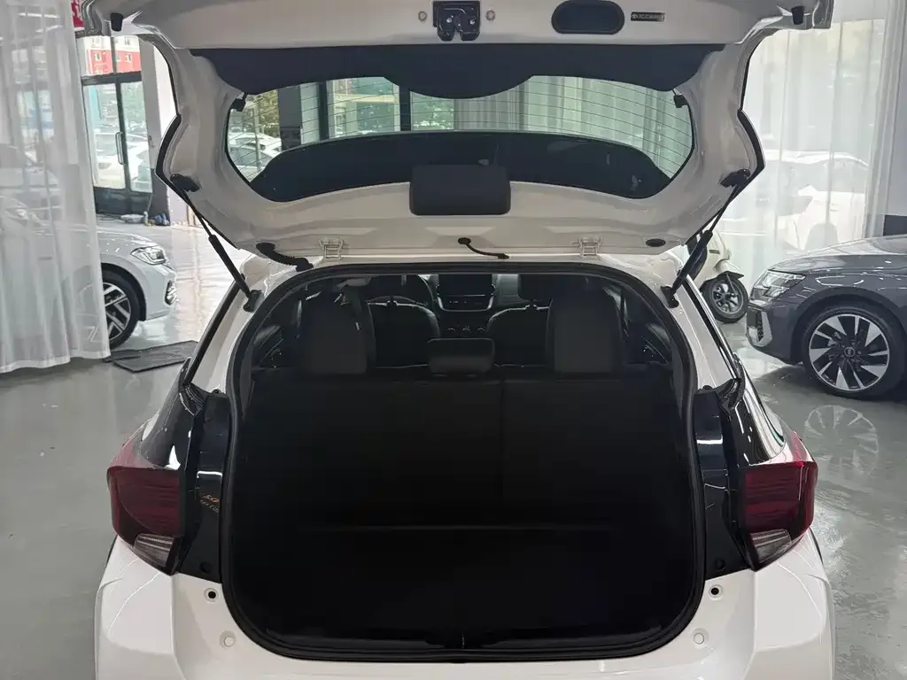Toyota Yaris L — фото 4