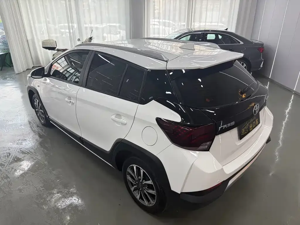 Toyota Yaris L — фото 7