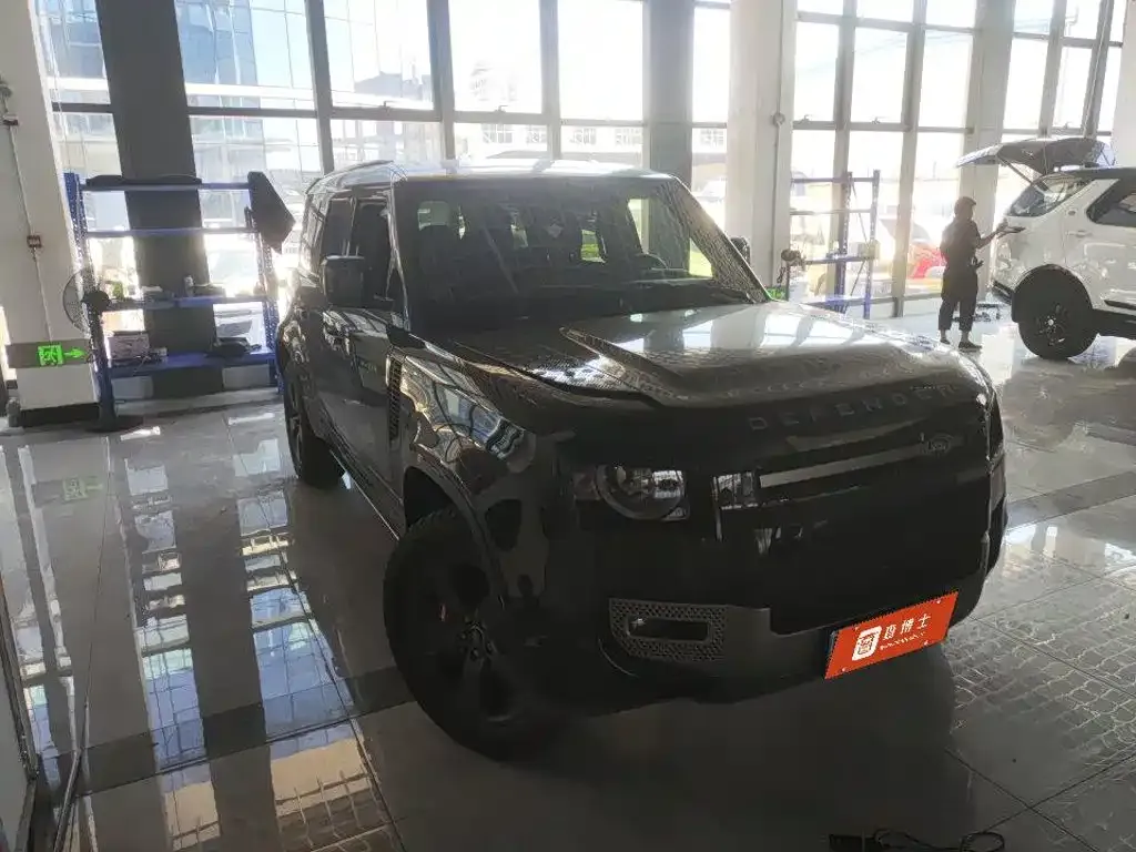 Land Rover Defender — фото 1