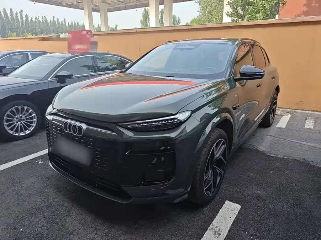 Audi Q6L e-tron — фото 1
