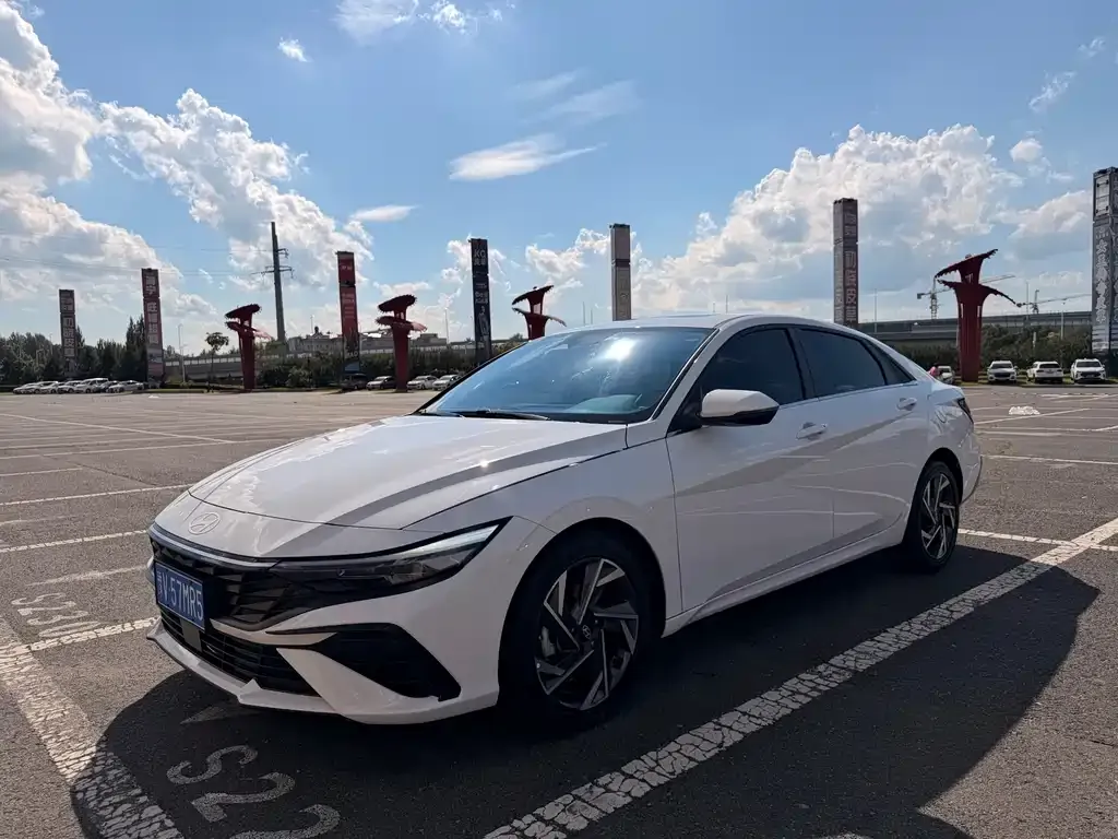 Hyundai Elantra — фото 1