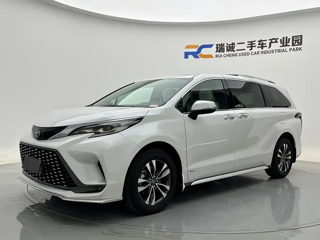 Toyota Granvia — фото 1