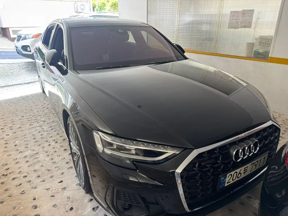 Audi A8 — фото 1