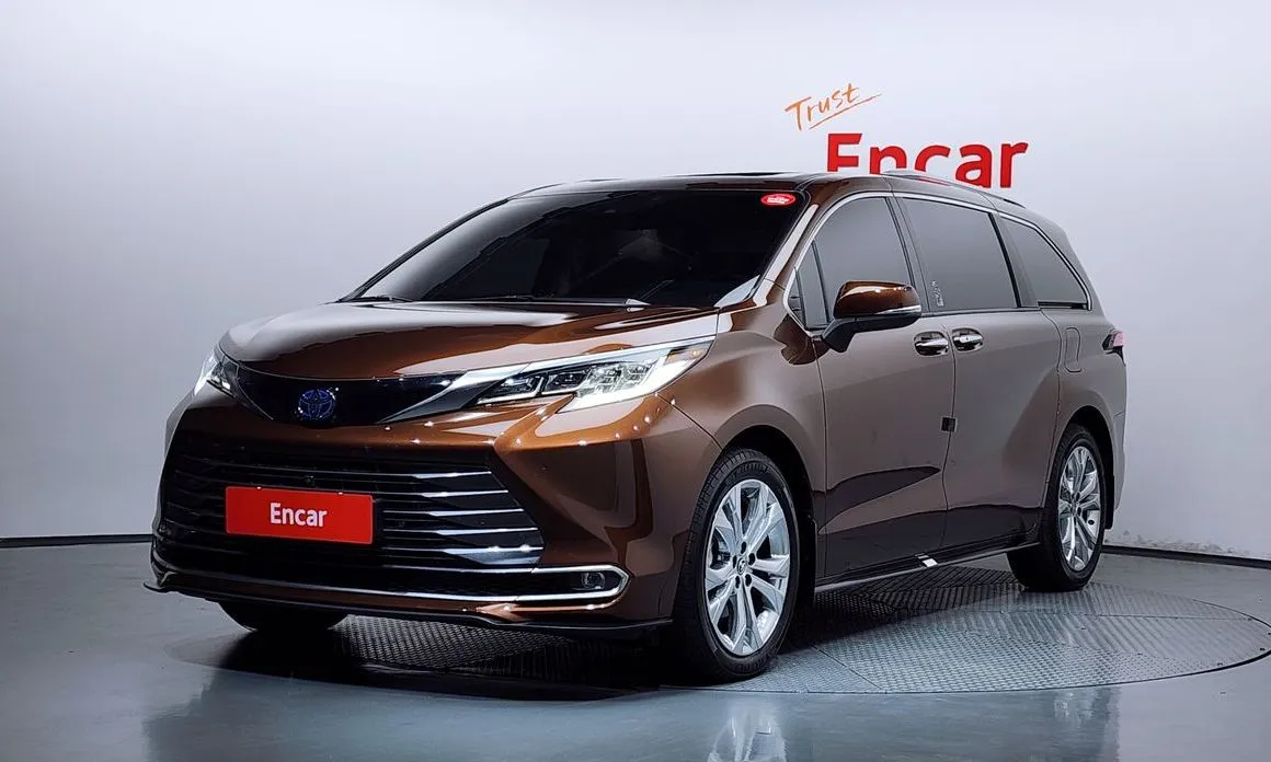 Toyota Sienna — фото 1