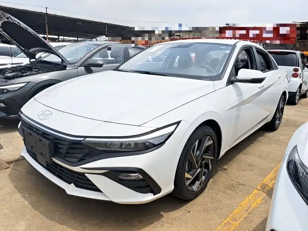 Hyundai Elantra — фото 1