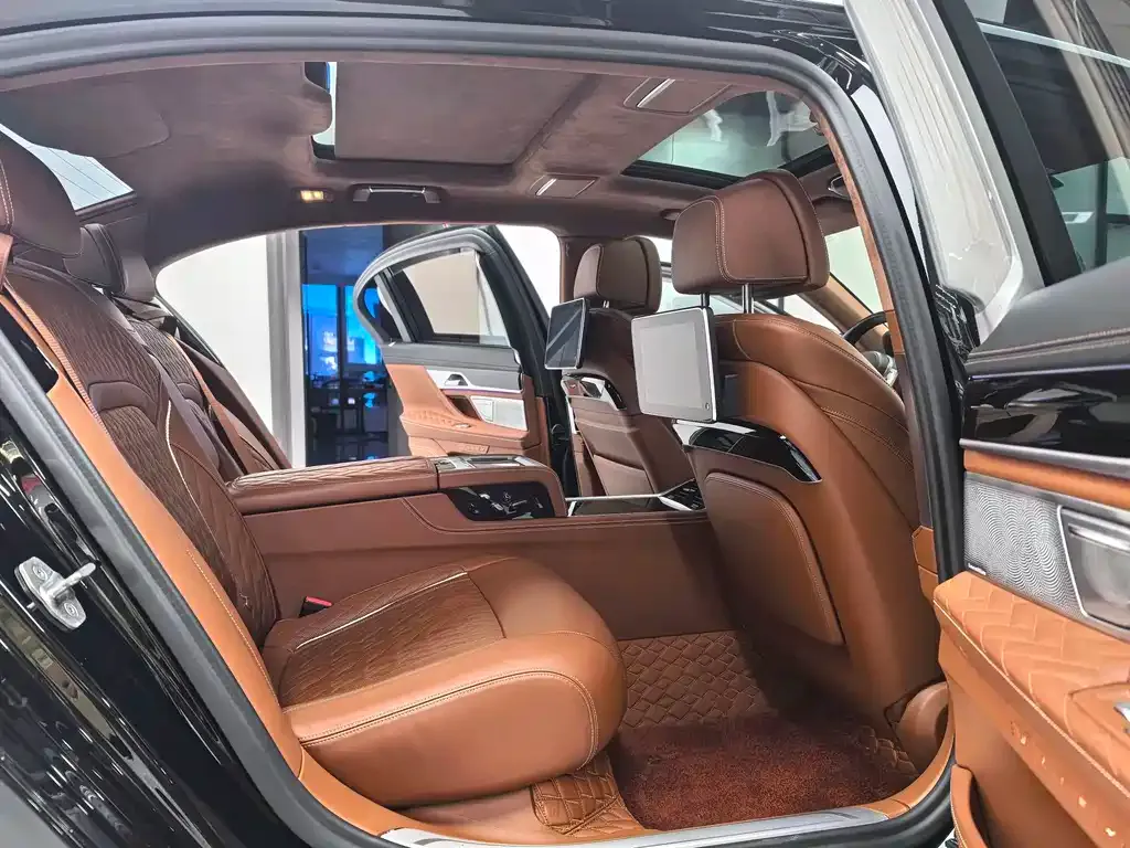 BMW 7 Series — фото 10