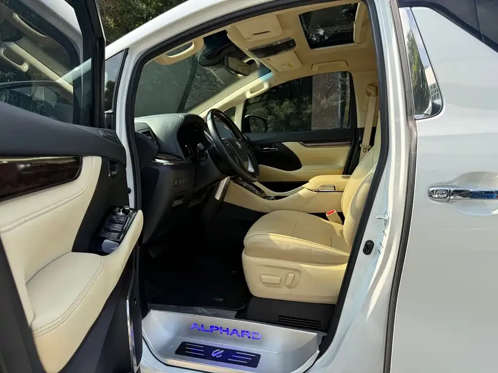 Toyota Alphard — фото 3