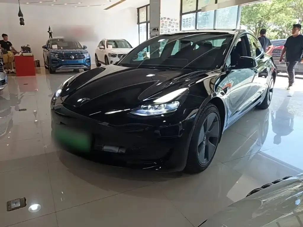 Tesla Model 3 — фото 1