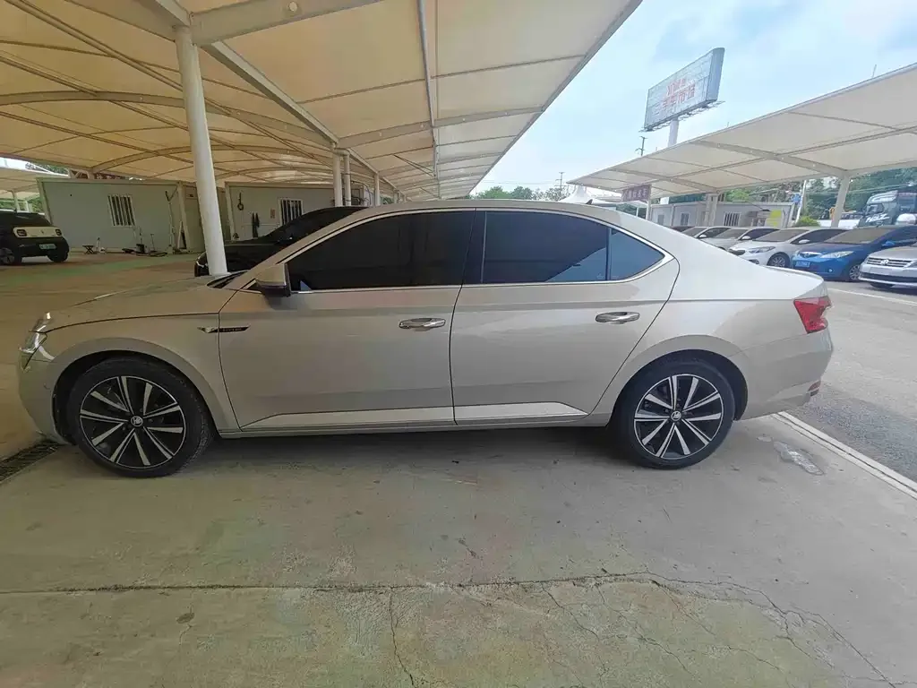Skoda Superb — фото 9