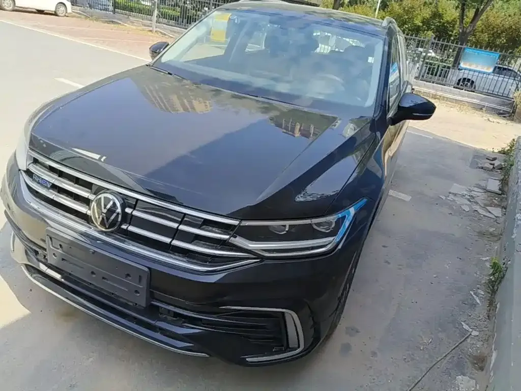 Volkswagen Tiguan L PHEV — фото 1