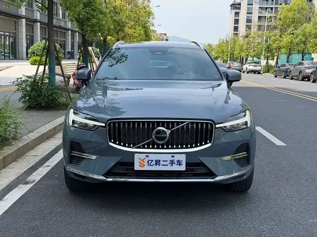Volvo XC60 — фото 1