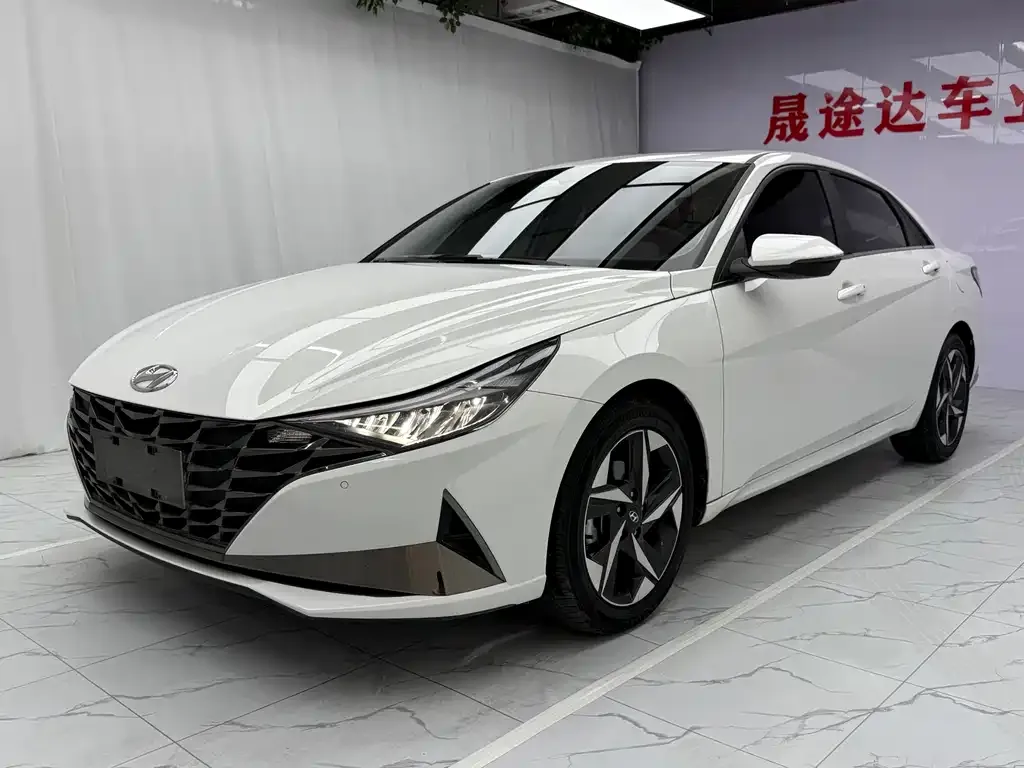 Hyundai Elantra — фото 1