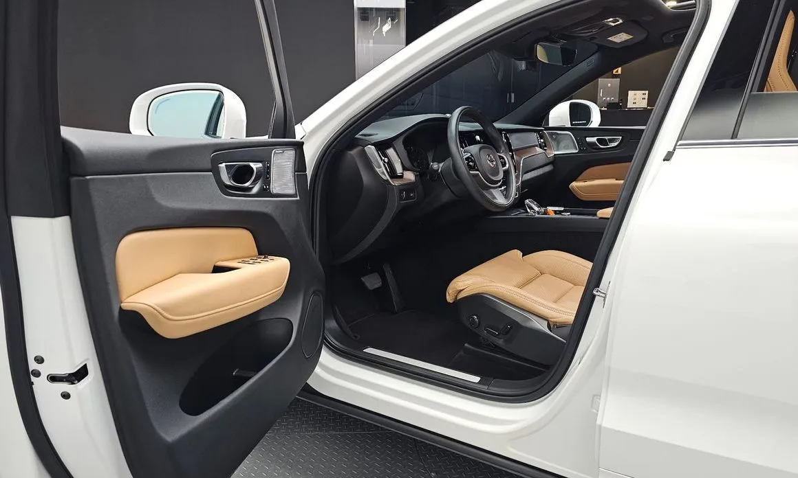 Volvo XC60 — фото 9