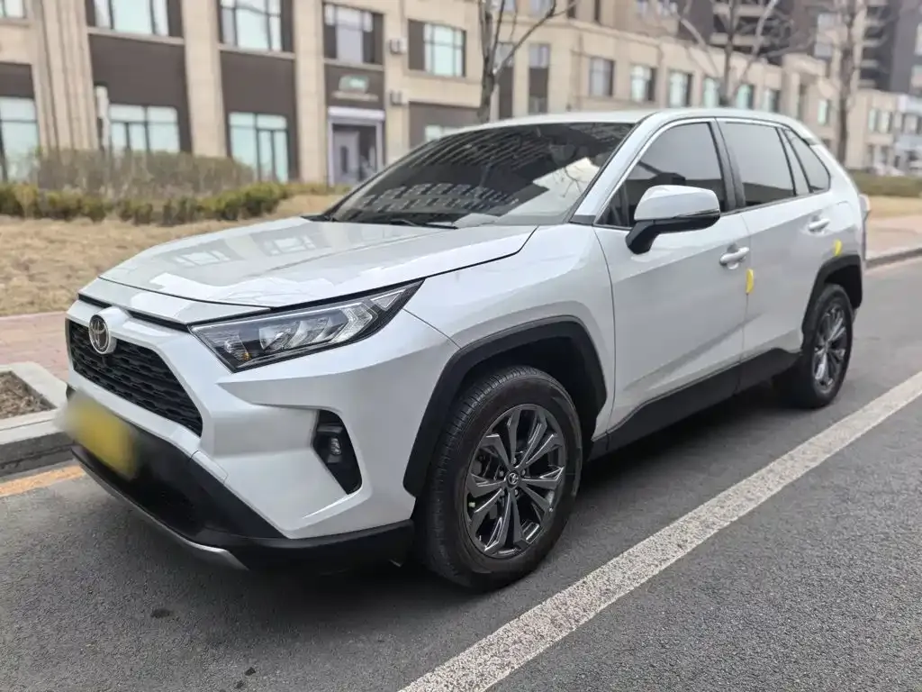 Toyota RAV4 — фото 1