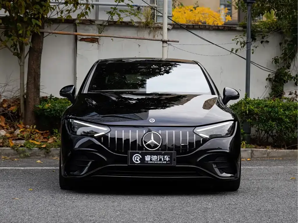 Mercedes-Benz EQE AMG — фото 9