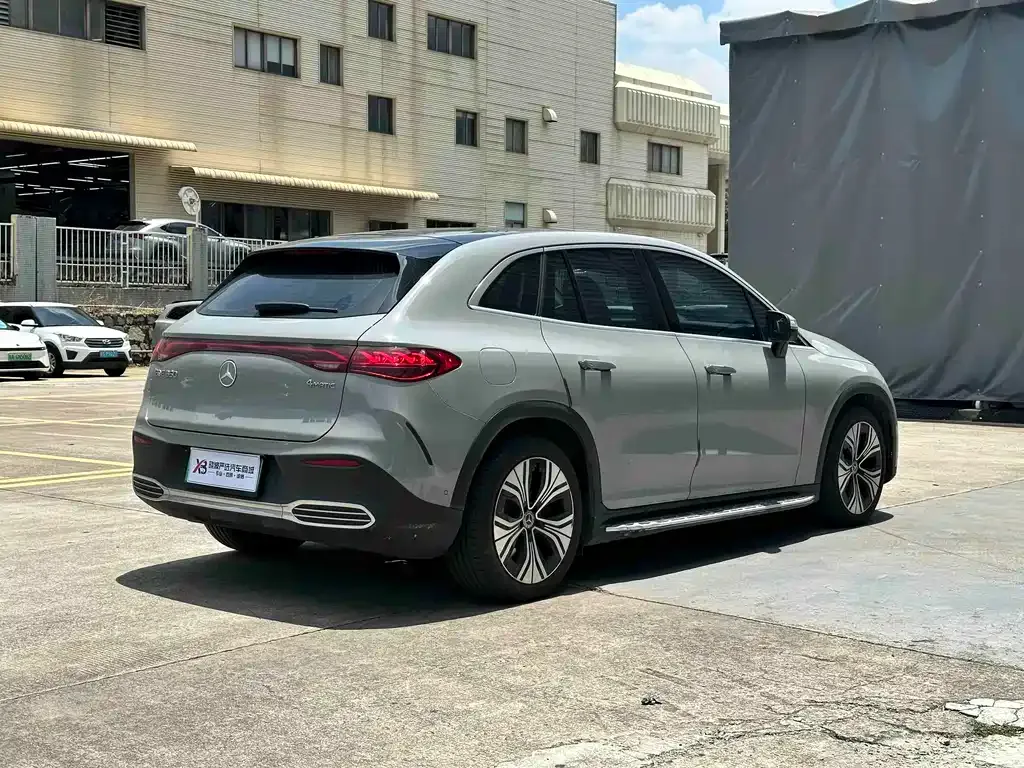 Mercedes-Benz EQE SUV — фото 7