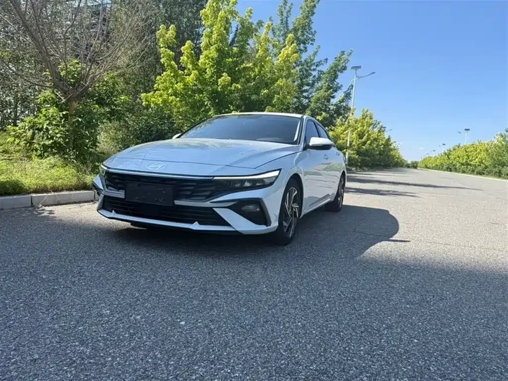 Hyundai Elantra — фото 1