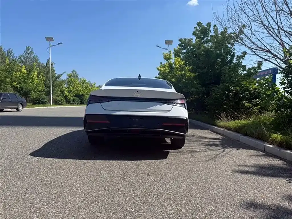 Hyundai Elantra — фото 7