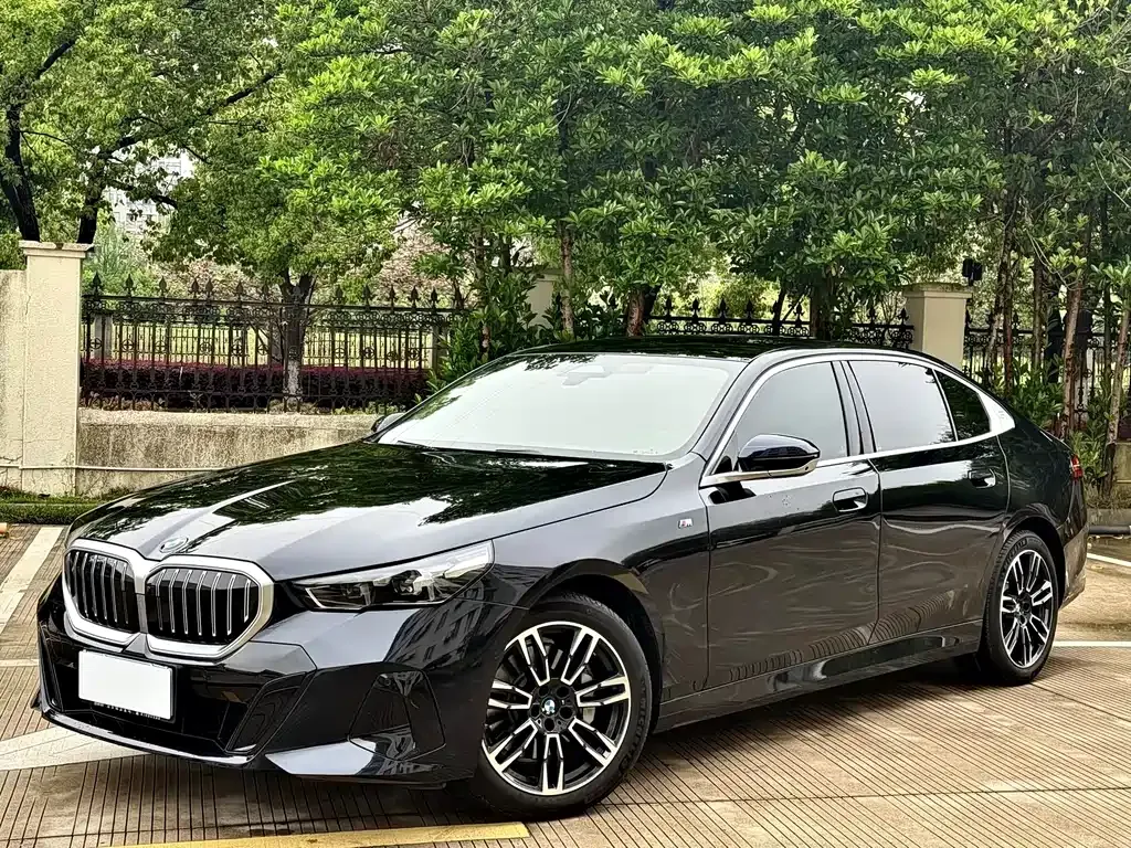 BMW 5 Series — фото 1