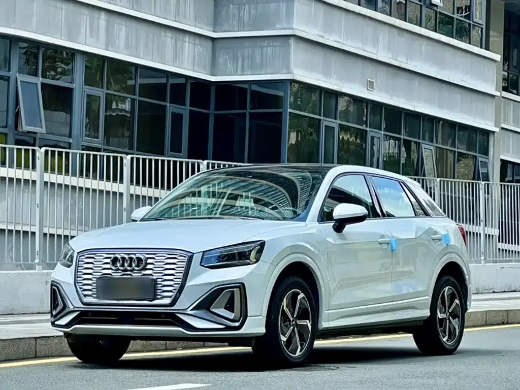 Audi Q2L e-tron — фото 1