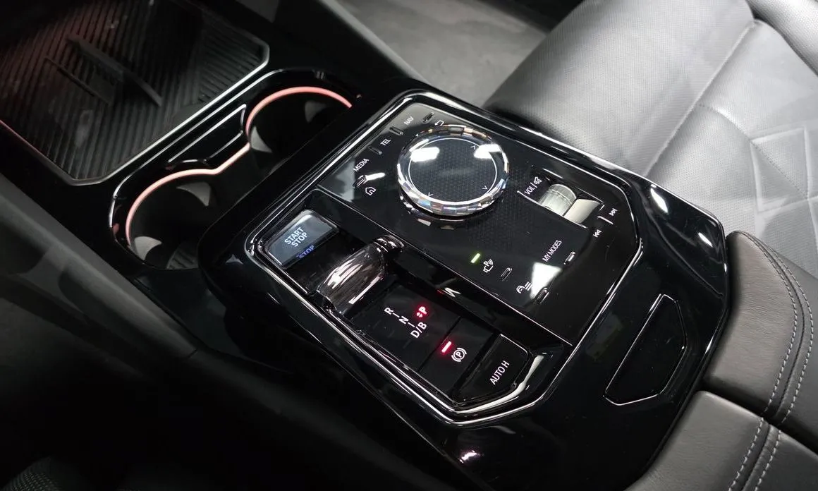 BMW i5 — фото 8